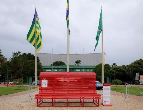 Praça Cívica ganha Banco Vermelho como símbolo de combate à violência contra a mulher