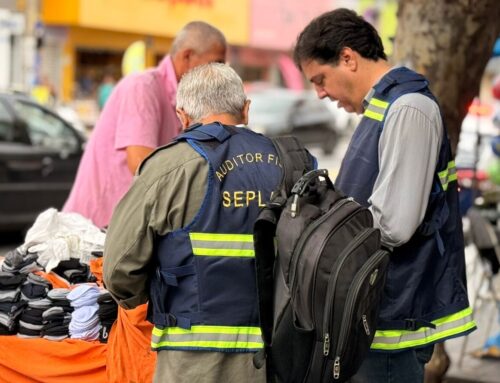 Prefeitura orienta ambulantes da Avenida 24 de Outubro sobre oportunidades de regularização