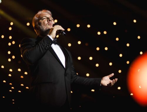 Fred Mayrink interpreta Frank Sinatra no espetáculo “Sinatra For You” no Teatro Goiânia