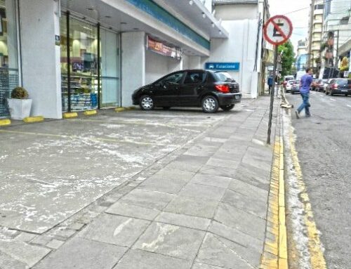 Saiba quais são as regras de estacionamento em áreas privadas e limites de rebaixamento de calçadas
