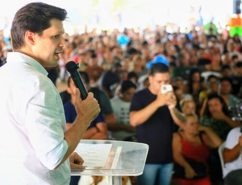 Daniel Vilela entrega cartões do Aluguel Social e viabiliza acesso à casa própria em Águas Lindas