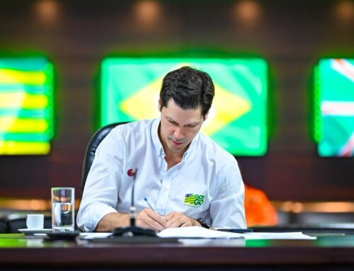 Daniel Vilela assina adesão e Goiás passa a subsidiar diesel com R$ 0,60 por litro