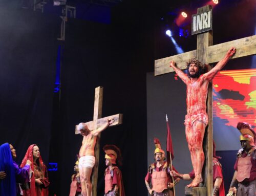 Ao lado de 20 mil fieis, Daniel Vilela acompanha encenação da Paixão de Cristo