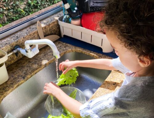 Oficinas culinárias ajudam crianças neurodivergentes a desenvolver uma relação mais positiva e saudável com a alimentação