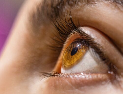 Junho Violeta alerta para riscos do hábito de coçar os olhos e importância do diagnóstico do ceratocone