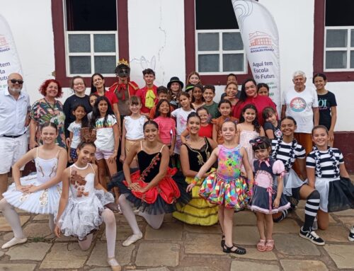 Escolas do Futuro oferecem 434 vagas gratuitas para cursos de Teatro e Violão em sete municípios