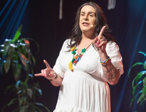 Índio Behn apresenta o espetáculo ‘Como Ser Tóxica e Influenciar Pessoas’ no Teatro Goiânia