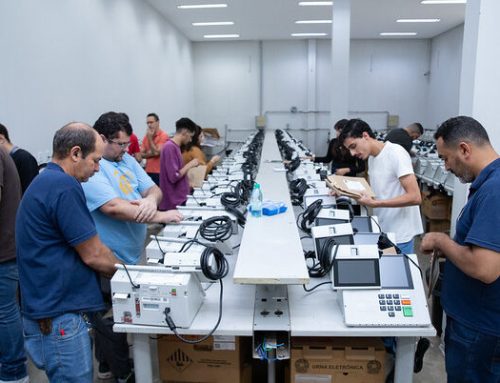 TRE-GO realiza carga e lacre das urnas eletrônicas para as Eleições 2026
