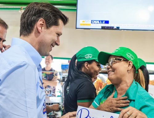 Na Ceasa, Daniel Vilela mostra força junto a produtores e comerciantes