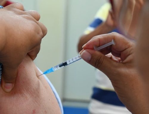 Goiânia inicia aplicação de vacina contra pneumonia e meningite em idosos com 85 anos ou mais