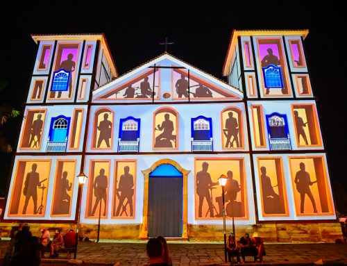 Projeção mapeada transforma fachada da Igreja do Rosário em espetáculo de luz e cultura no Canto da Primavera