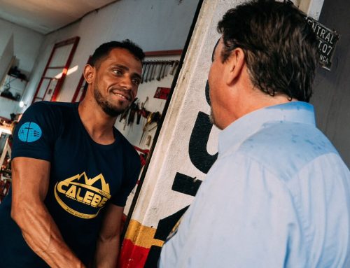 Wilder Morais faz caminhada no comércio do Jardim Nova esperança