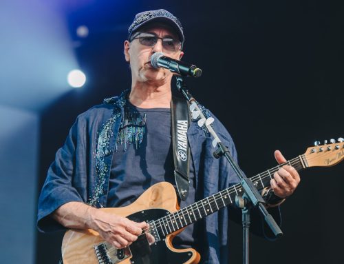 Zeca Baleiro se apresenta no Teatro Goiânia durante o 4º Circuito Literário