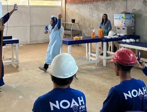 Teatro e humor levam conscientização sobre violência contra a mulher a trabalhadores da construção civil